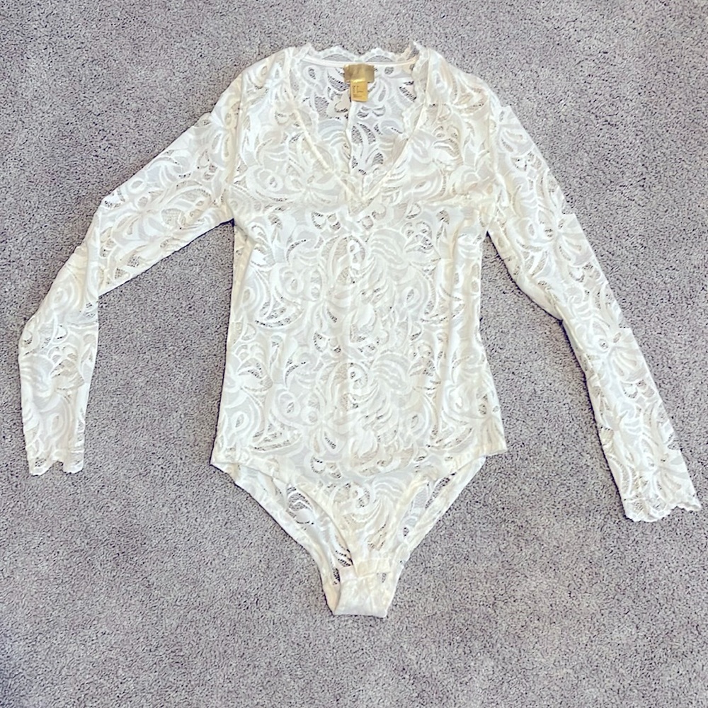 Women’s Long Sleeve Lace Bodysuit in cream